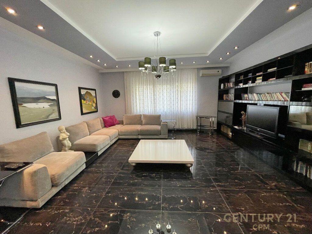 Jepet me qira apartament 3+1 pranë Gardës, me post parkimi.