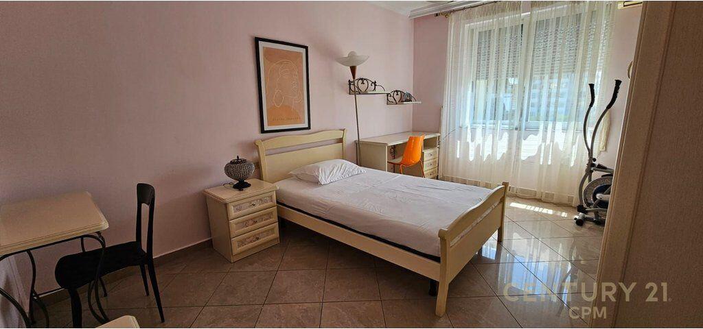 Jepet me qira apartament 3+1 pranë Gardës, me post parkimi.