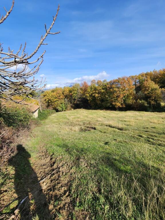 🌍 SHITET: Tokë Arë  1570 m² Brenda në Fshat me Pamje nga Pylli📍Në Fshatin IBË  102,000€ 🏕