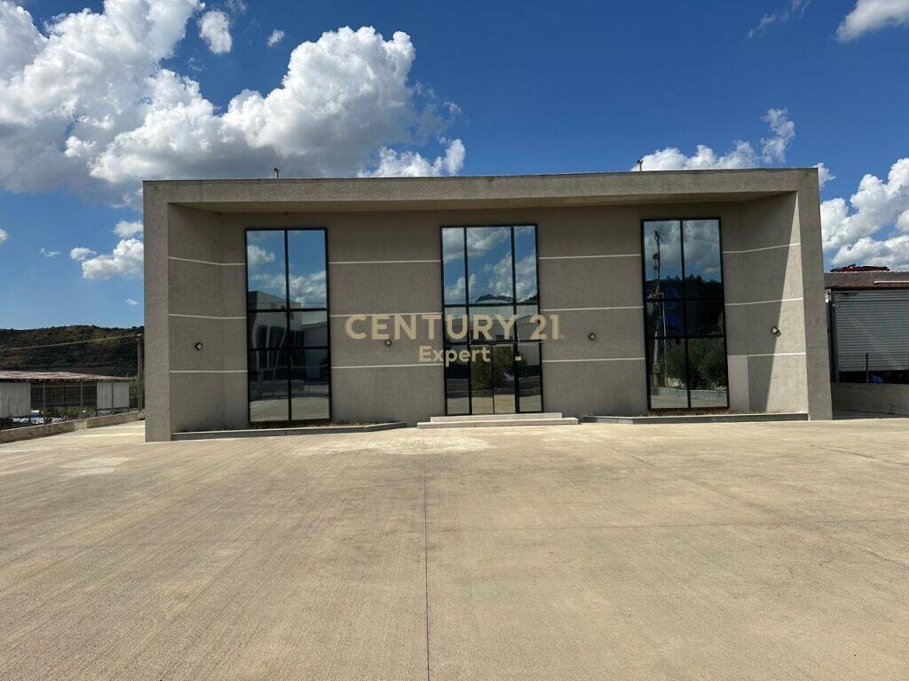 Jepet me qira ambient industrial në Marikaj, Vorë, me pozicion strategjik pranë autostradës Tiranë–Durrës.