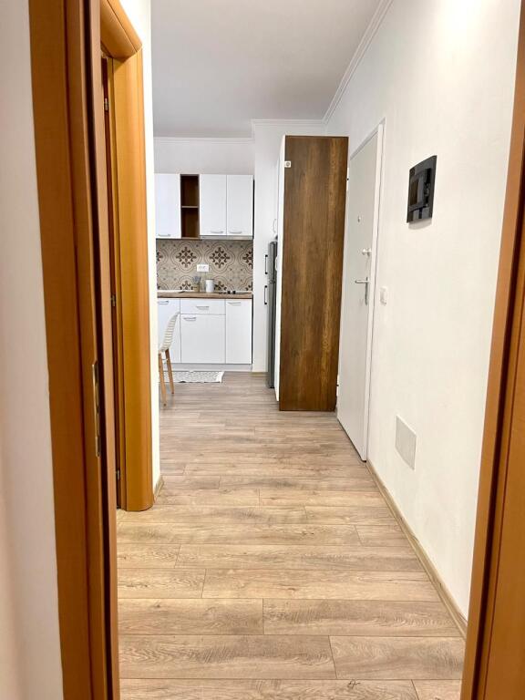 Jepet apartament me qera 1+1 shkembi kavajes