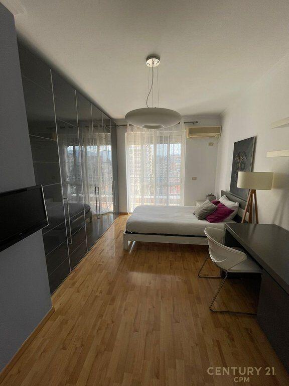 Jepet me qira apartament 3+1 pranë Gardës, me post parkimi.