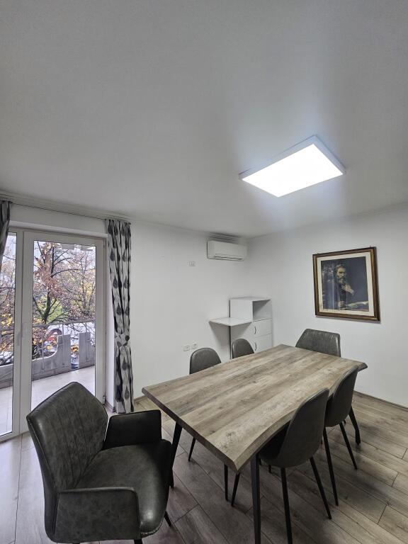 Jepet me qira Ambient i Investuar per *Zyra* (130m2) *1,350€* - fiks ne *QENDER ((Pamje nga Sheshi Skenderbej))* 📍Kat. 2 - *PARKET* | Kondicioner || Ndricim Me Spote LED