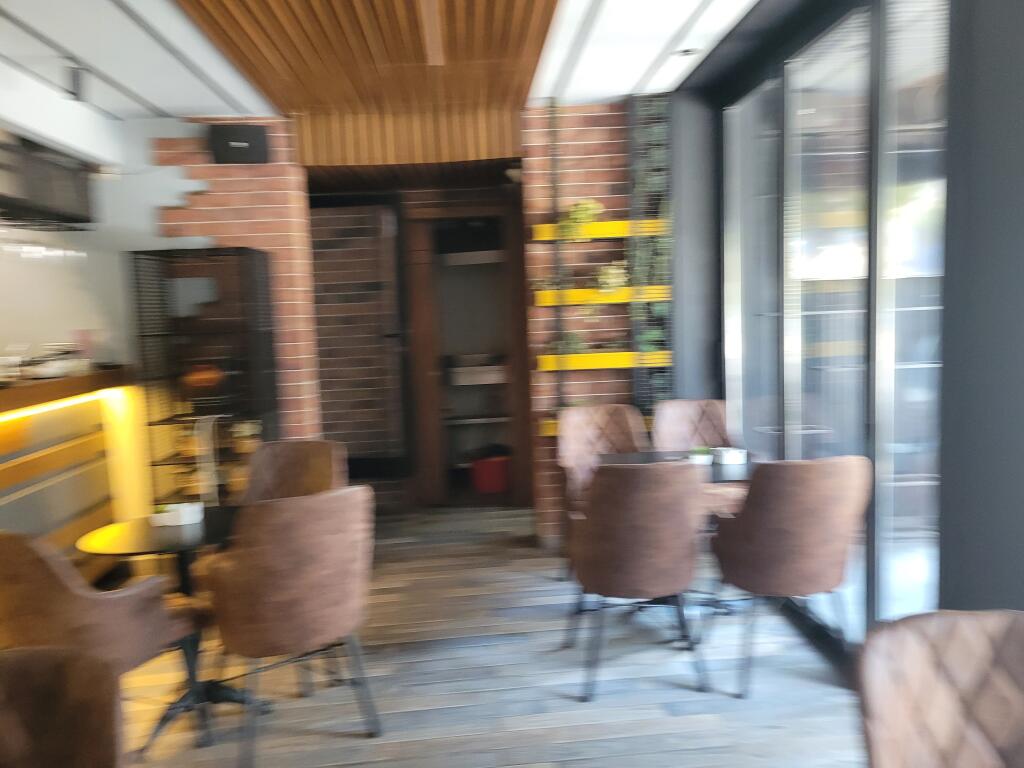 Locale commerciale su 2 piani in affitto a Lapraka