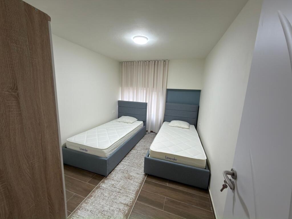 🏡 Jepet me qira apartament 2+1 📍 Vendndodhja: Pranë Stacionit të Trenit 💰 Çmimi: 70.000 lekë / muaj