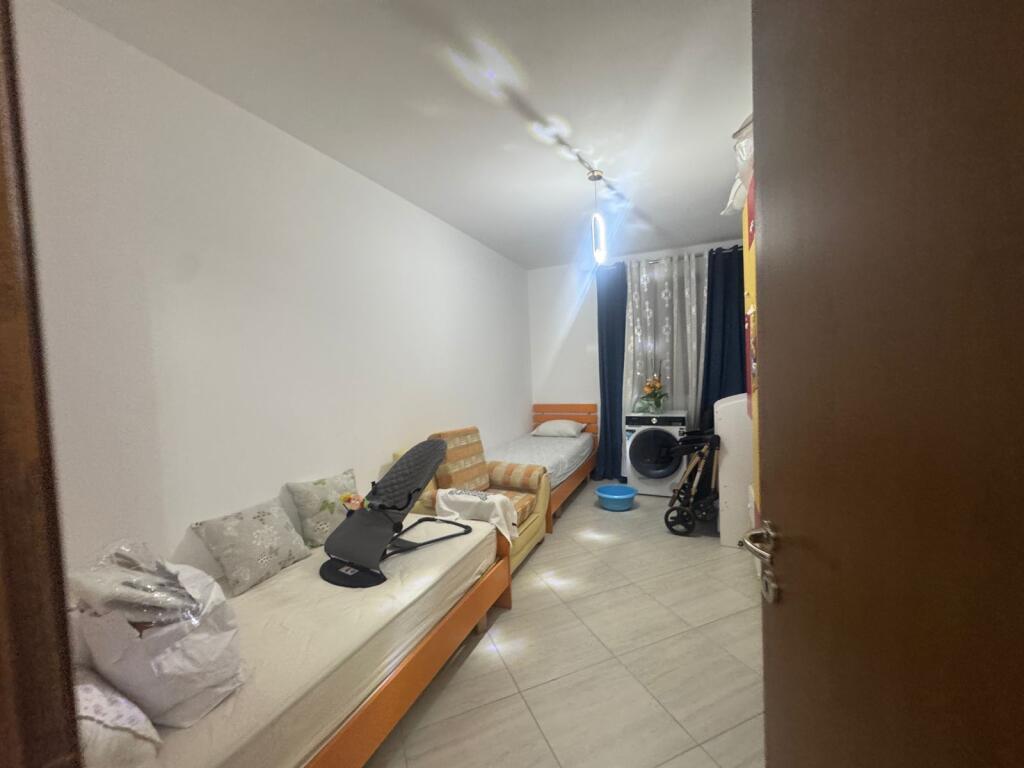 Shitet Apartament 3+1+2