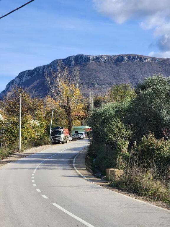 SHITET TOKË ARË : 1400 m² Buzë Rrugës Kryesore || (📍Në Fshatin IBË) || 98,000€ 🏕