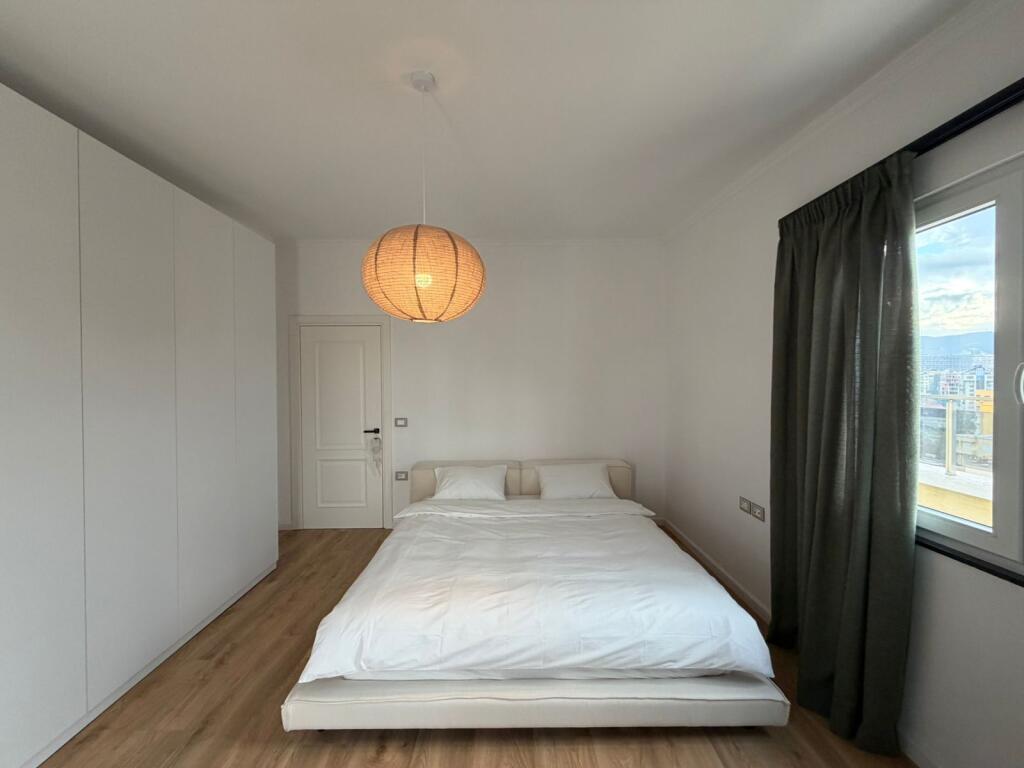 Apartament 2+1+Verande per qira ne Bllok.