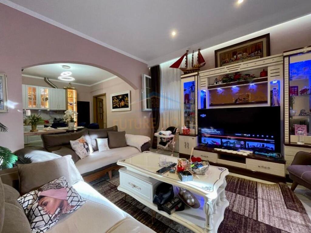 Shitet, Shtepi Private, Vasil Shanto, Tirane