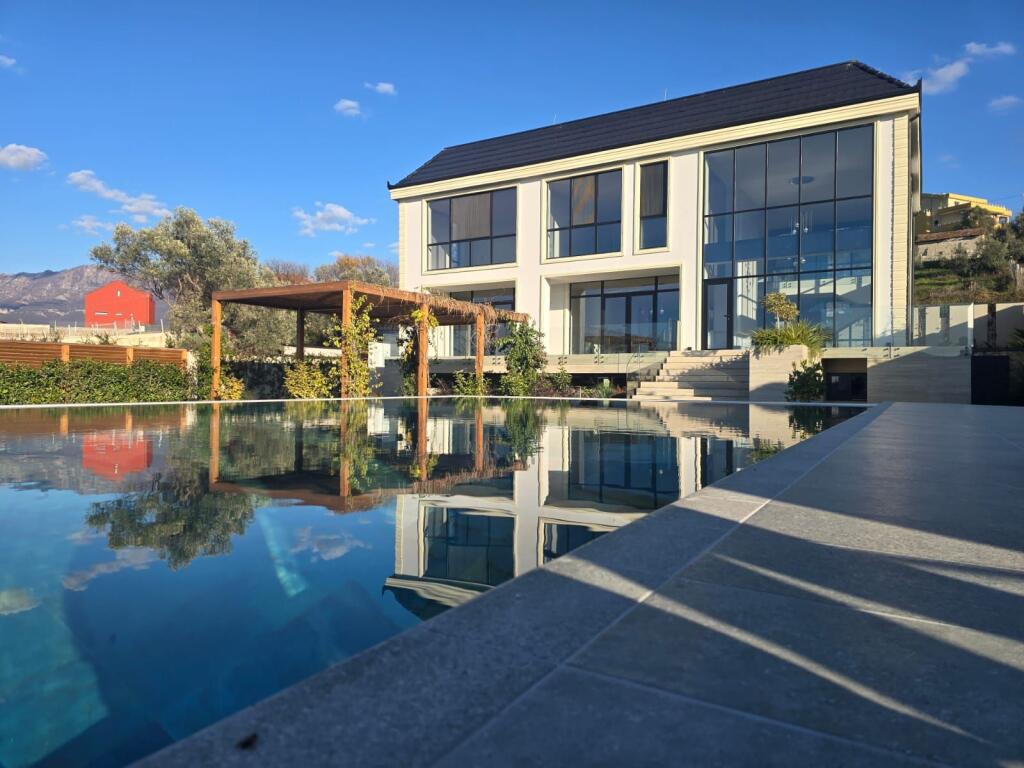 Shitet vile lluksoze 2-kateshe private me pishine prane Teg-ut