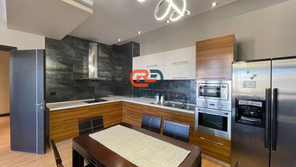 Ne Astir, Shitet Apartament 2+1 Me Hapesira Te Bollshme!