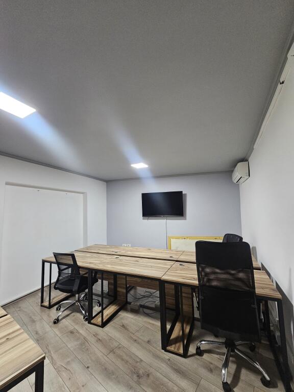 Jepet me qira Ambient i Investuar per *Zyra* (130m2) *1,350€* - fiks ne *QENDER ((Pamje nga Sheshi Skenderbej))* 📍Kat. 2 - *PARKET* | Kondicioner || Ndricim Me Spote LED