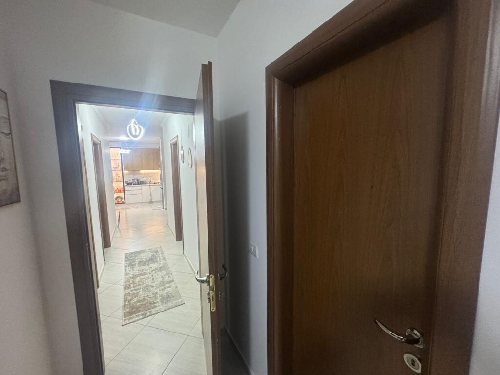 Shitet Apartament 3+1+2