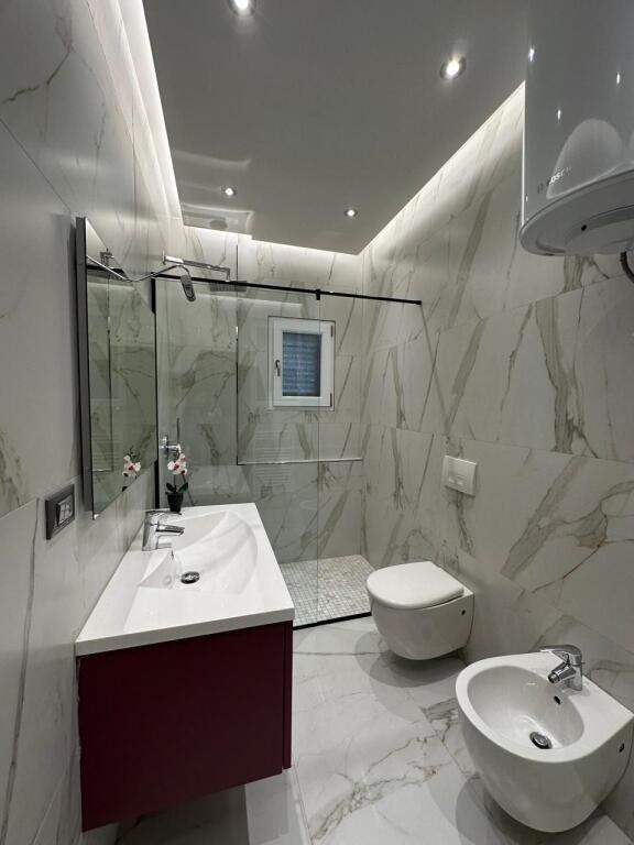 Shitet Apartament 3+1+2 lagja 12 durres