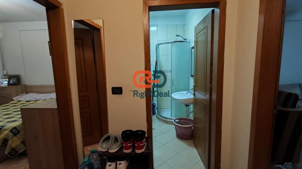 Tek 21-Dhjetori, Shitet Apartament 1+1 Me Planimteri Te Rregullt!!