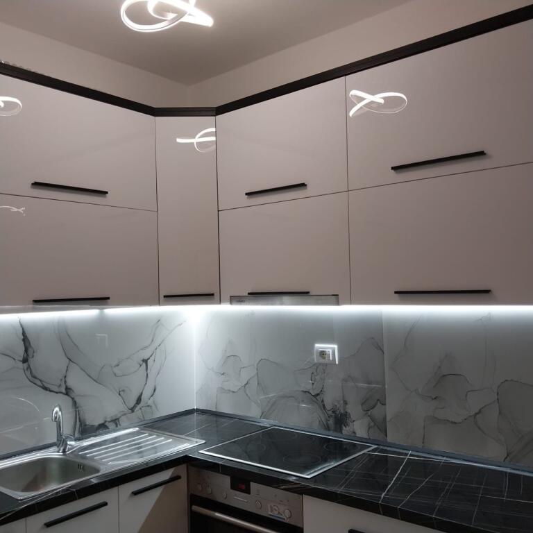 Appartamento 1+1, Astir!