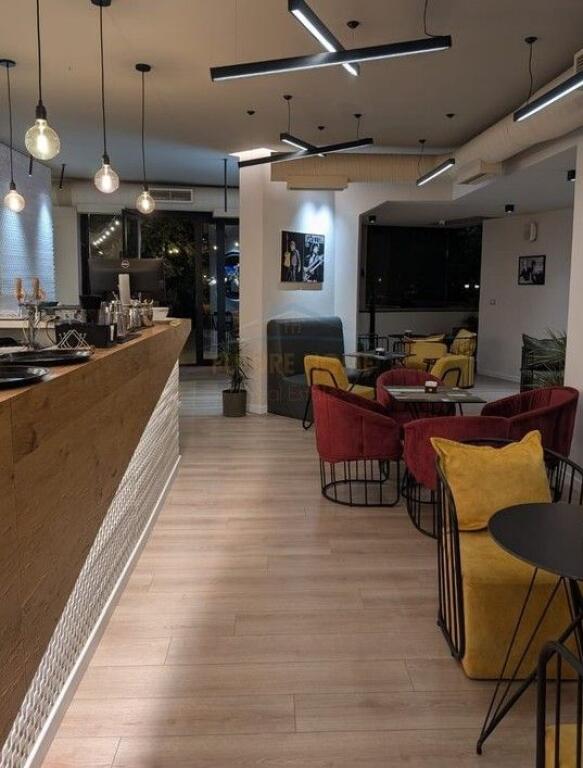Shitet, Biznes Bar Lounge, prane Pallatit me Shigjeta, Tirane