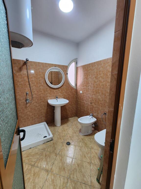 SHITET APARTAMENT 1+1 PRANË HOTEL ADRIATIK