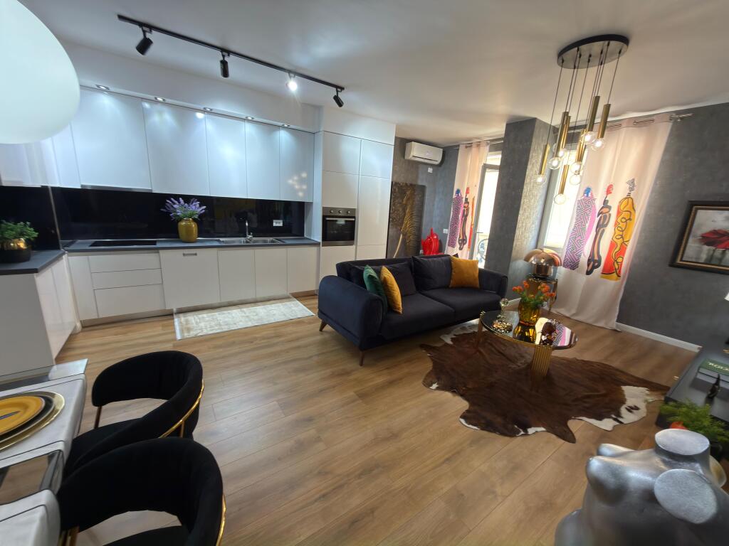 🏡 Shitet Apartament 1+1 – Totalisht i mobiluar luksoz 📍 Mozaiku i Tiranës, rruga Naim Frashëri 🏢 Kati 6, pallat 7-katësh me ashensor 🌅 Orientim Jug–Perëndim  🟩 Sipërfaqe totale: 77 m² 🛋️ Apartamenti është i investuar dhe ofrohet totalisht i mobiluar lluks, gati për banim pa asnjë shpenzim shtesë. 🪟 Tualeti me dritare – ventilim natyral, një nga pikat më të kërkuara në treg.  ✨ Pozicionim perfekt, ndriçim natyral gjatë gjithë ditës dhe zonë shumë e kërkuar. 