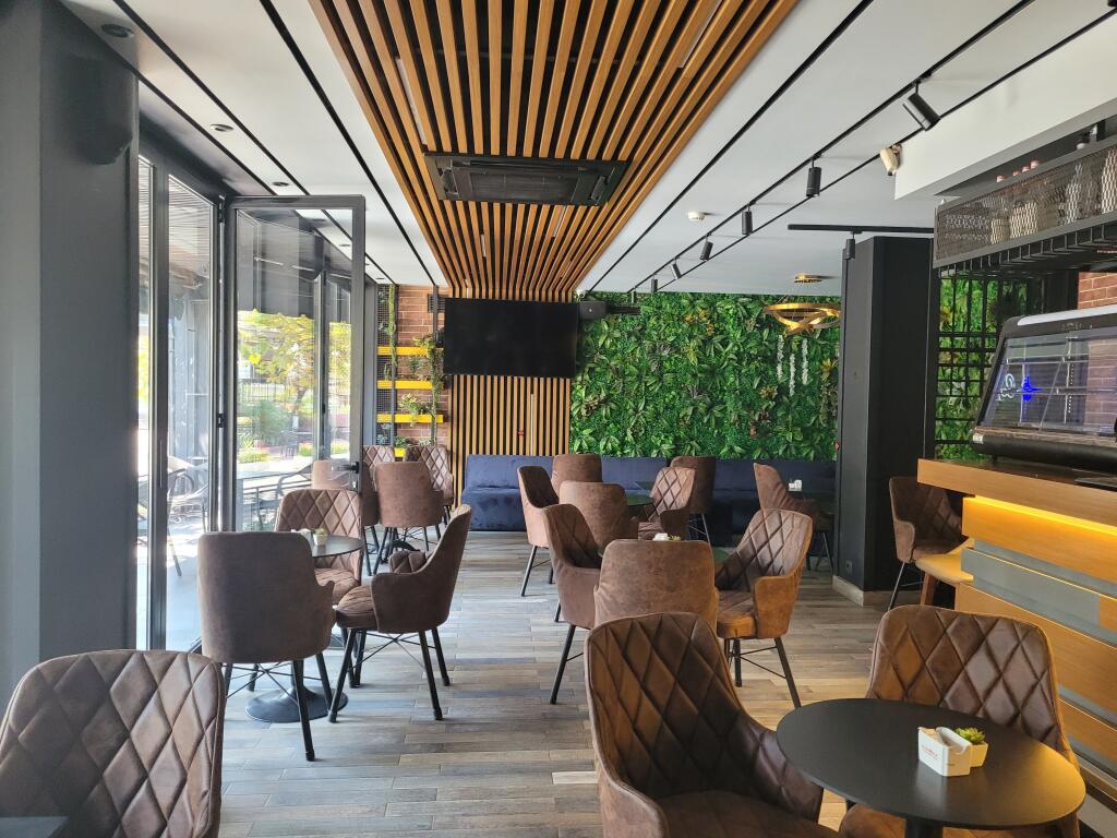 Locale commerciale su 2 piani in affitto a Lapraka