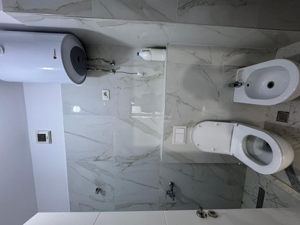 Jepet me qera 2+1+P Kompleksi Erli, Porcelan