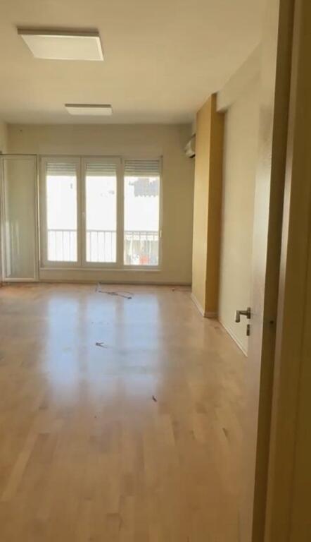 Affittasi appartamento vuoto 3+1+2 bagni nel complesso Kontakt a 21 dhjetori