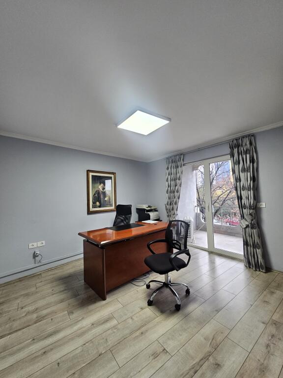 Jepet me qira Ambient i Investuar per *Zyra* (130m2) *1,350€* - fiks ne *QENDER ((Pamje nga Sheshi Skenderbej))* 📍Kat. 2 - *PARKET* | Kondicioner || Ndricim Me Spote LED