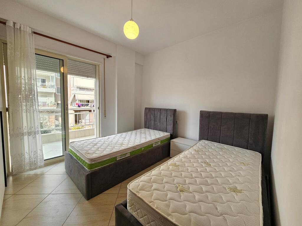 Jepet me Qera: 2+1+2wc+2 ballkone 📍Fresku  (pranë Bunk arti) - Kt.2 - 45,000 Lek - Sp.95m² - pallati ri E mobiluar dhe shumë pranë stacionit të urbanit. - ideale per familje