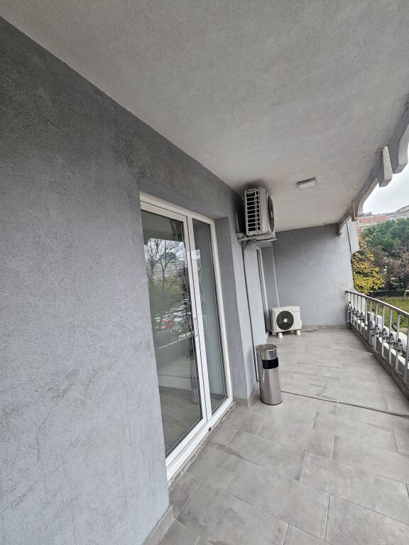 Jepet me qira Ambient i Investuar per *Zyra* (130m2) *1,350€* - fiks ne *QENDER ((Pamje nga Sheshi Skenderbej))* 📍Kat. 2 - *PARKET* | Kondicioner || Ndricim Me Spote LED