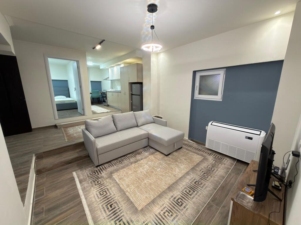 🏡 Jepet me qira apartament 2+1 📍 Vendndodhja: Pranë Stacionit të Trenit 💰 Çmimi: 70.000 lekë / muaj