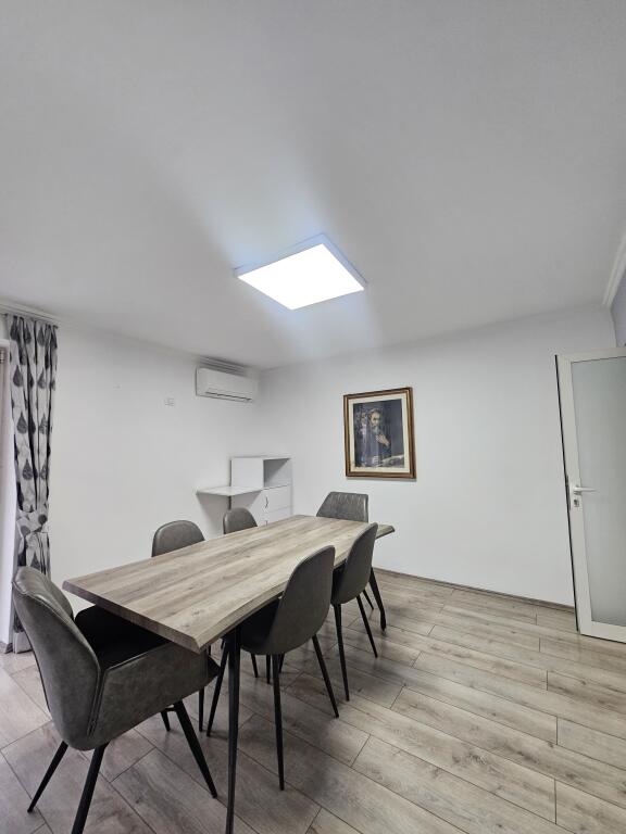 Jepet me qira Ambient i Investuar per *Zyra* (130m2) *1,350€* - fiks ne *QENDER ((Pamje nga Sheshi Skenderbej))* 📍Kat. 2 - *PARKET* | Kondicioner || Ndricim Me Spote LED