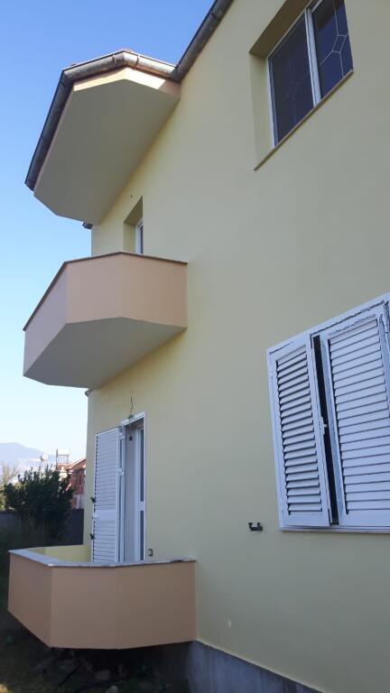 Shtepi private me qera 2 kateshe