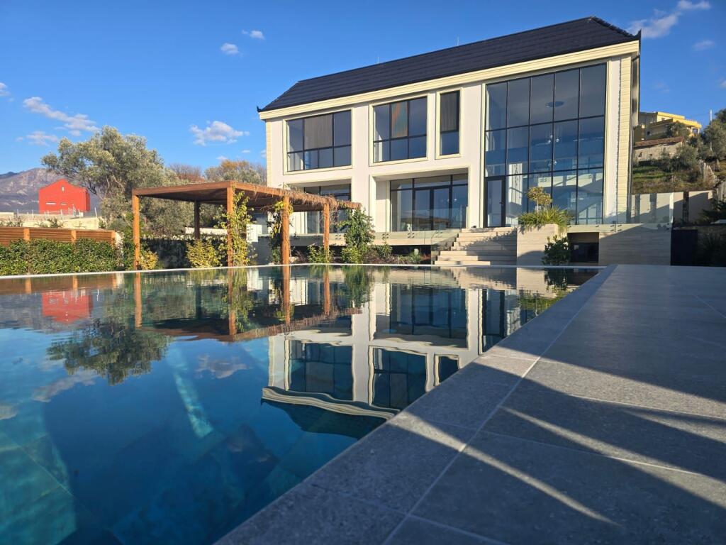 Shitet vile lluksoze 2-kateshe private me pishine prane Teg-ut