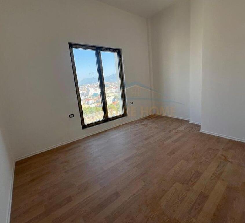 Shitet, Penthouse 3+1+2, Rruga e Barrikadave, Tiranë.