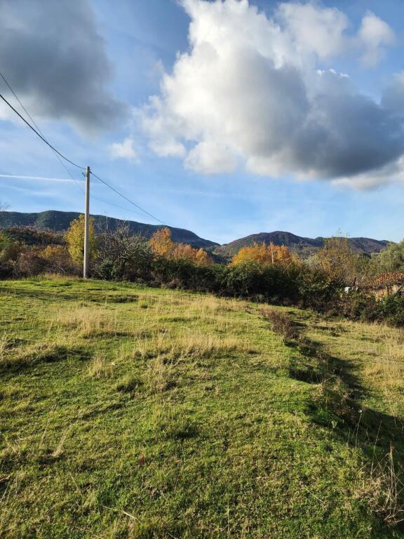 🌍 SHITET: Tokë Arë  1570 m² Brenda në Fshat me Pamje nga Pylli📍Në Fshatin IBË  102,000€ 🏕