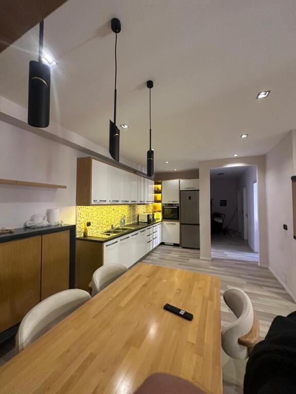 Jepet me qira apartament 2+1 në Astir pranë Xhameros!