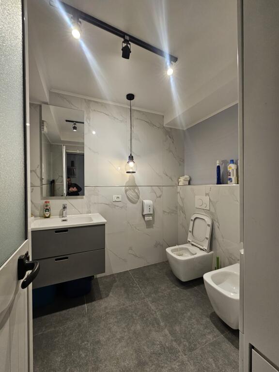 Jepet me qira Ambient i Investuar per *Zyra* (130m2) *1,350€* - fiks ne *QENDER ((Pamje nga Sheshi Skenderbej))* 📍Kat. 2 - *PARKET* | Kondicioner || Ndricim Me Spote LED