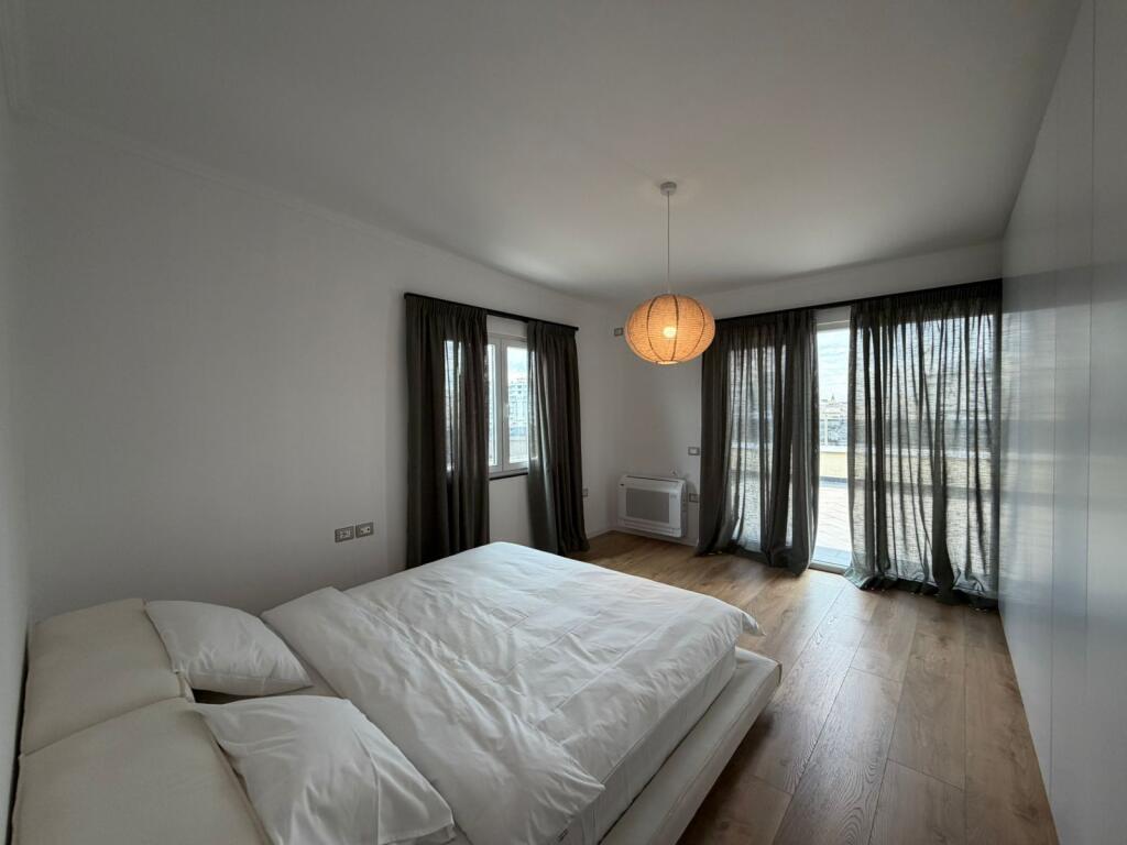 Apartament 2+1+Verande per qira ne Bllok.