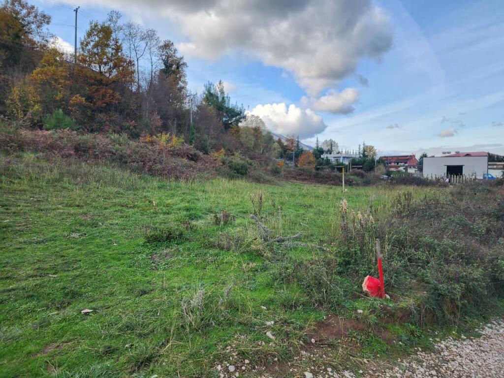 🌍 SHITET: Tokë Arë 604 m² Brenda në Fshat me Pamje nga Pylli &amp; Lumi📍Në Fshatin IBË  39.200€ 🏕