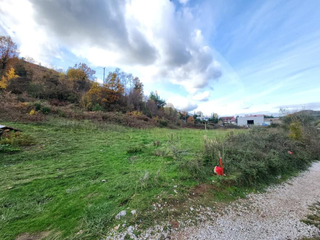 🌍 SHITET: Tokë Arë 604 m² Brenda në Fshat me Pamje nga Pylli &amp; Lumi📍Në Fshatin IBË  39.200€ 🏕