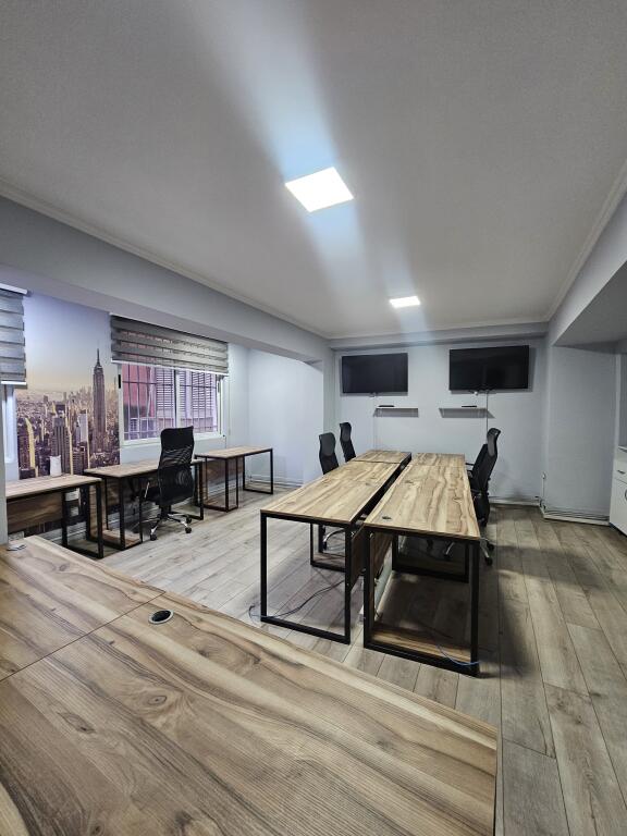 Jepet me qira Ambient i Investuar per *Zyra* (130m2) *1,350€* - fiks ne *QENDER ((Pamje nga Sheshi Skenderbej))* 📍Kat. 2 - *PARKET* | Kondicioner || Ndricim Me Spote LED