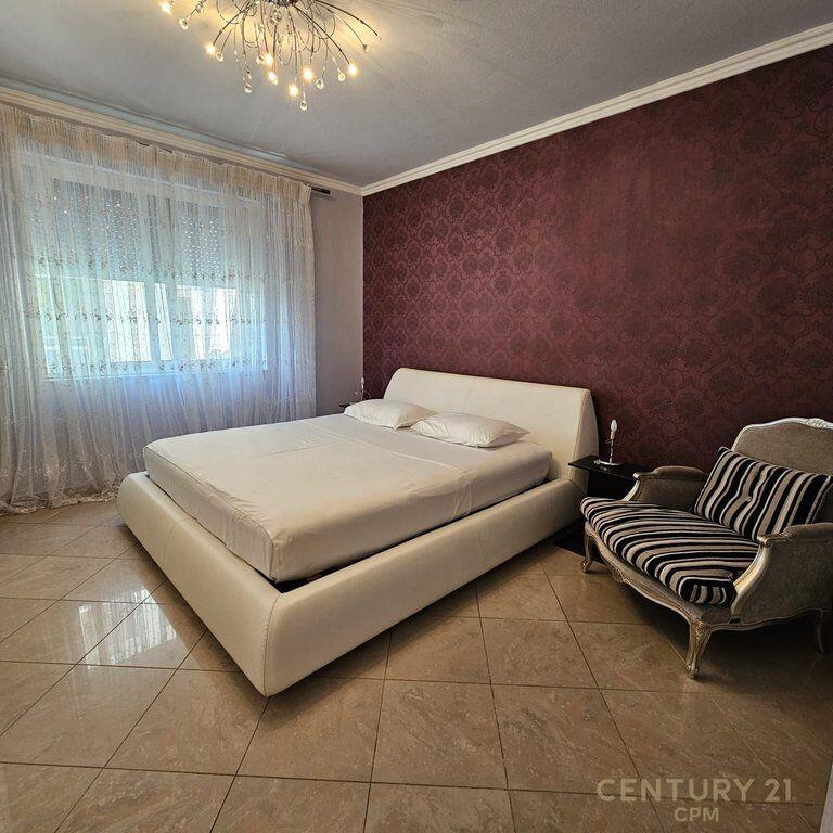 Jepet me qira apartament 3+1 pranë Gardës, me post parkimi.