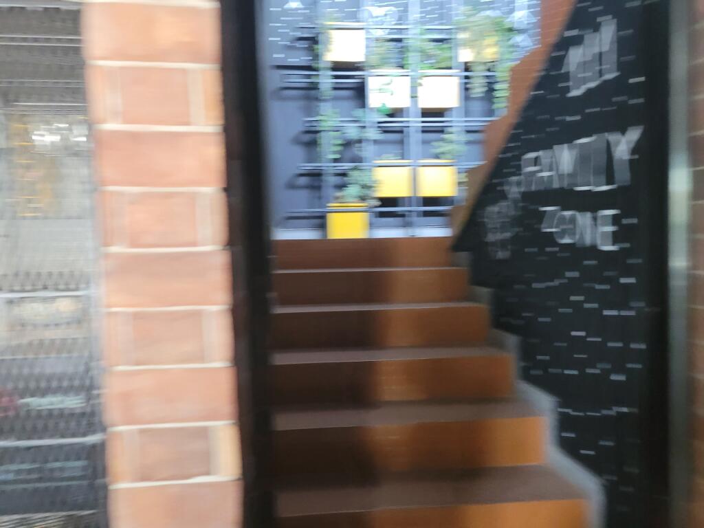 Locale commerciale su 2 piani in affitto a Lapraka