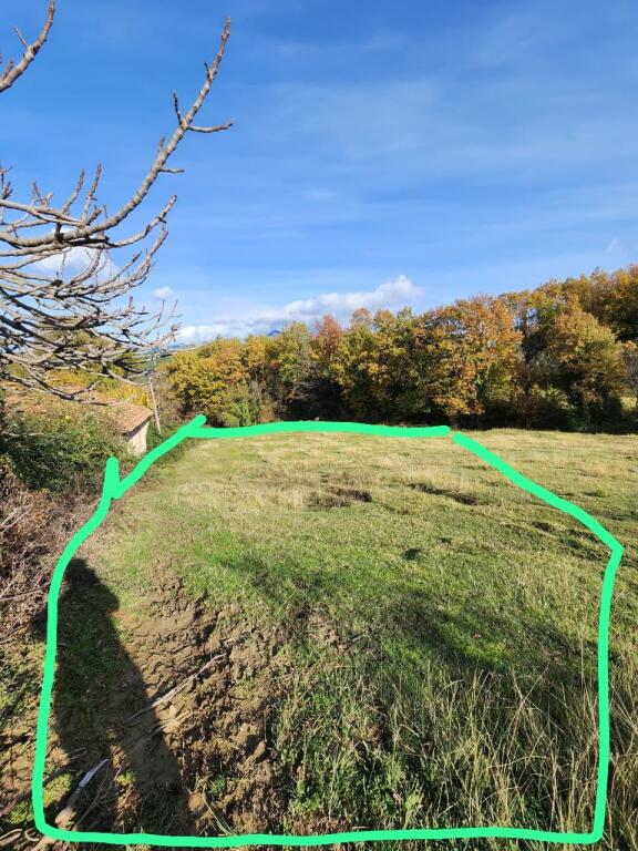 🌍 SHITET: Tokë Arë  1570 m² Brenda në Fshat me Pamje nga Pylli📍Në Fshatin IBË  102,000€ 🏕