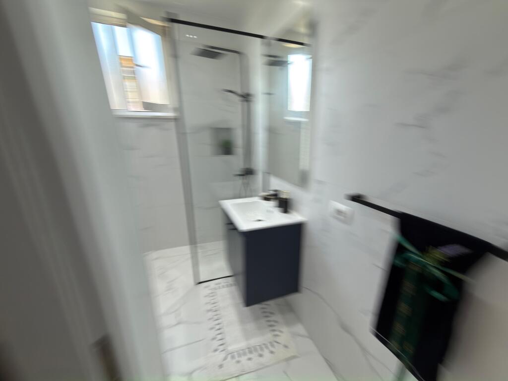 🏡 Shitet Apartament 1+1 – Totalisht i mobiluar luksoz 📍 Mozaiku i Tiranës, rruga Naim Frashëri 🏢 Kati 6, pallat 7-katësh me ashensor 🌅 Orientim Jug–Perëndim  🟩 Sipërfaqe totale: 77 m² 🛋️ Apartamenti është i investuar dhe ofrohet totalisht i mobiluar lluks, gati për banim pa asnjë shpenzim shtesë. 🪟 Tualeti me dritare – ventilim natyral, një nga pikat më të kërkuara në treg.  ✨ Pozicionim perfekt, ndriçim natyral gjatë gjithë ditës dhe zonë shumë e kërkuar. 