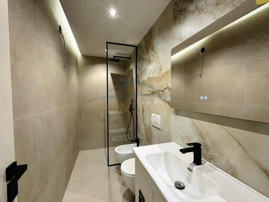 Shitet Apartament 1+1, Mozaiku i Tiranes , 21 dhjetori