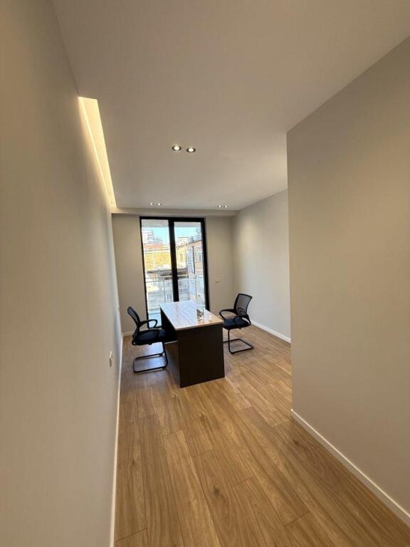 🏢 Rruga Mine Peza,Golden Tower Rezidence,jepet me qera ambient biznesi per zyra,1+1,bosh. 700Euro(Neto )