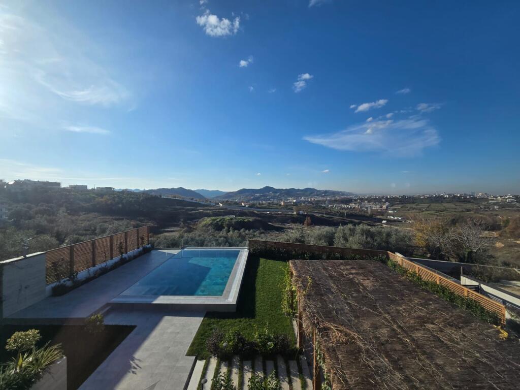 Shitet vile lluksoze 2-kateshe private me pishine prane Teg-ut