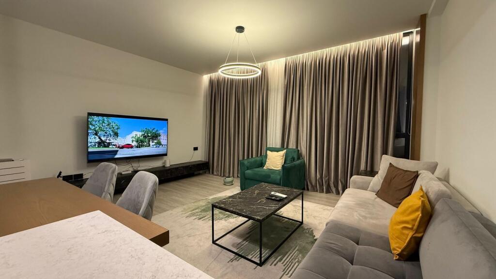 Qira apartament 1+1 me Post Parkimi i sapomobiluar , fundi Bulevardi i Ri !!