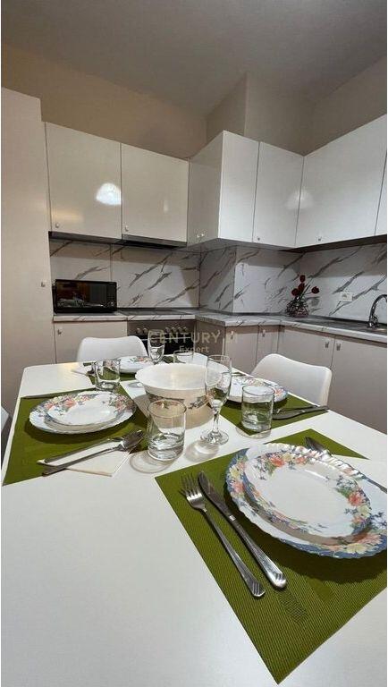 Jepet me qira apartament 2+1 në zonën e Ish-Bllokut, Tiranë.